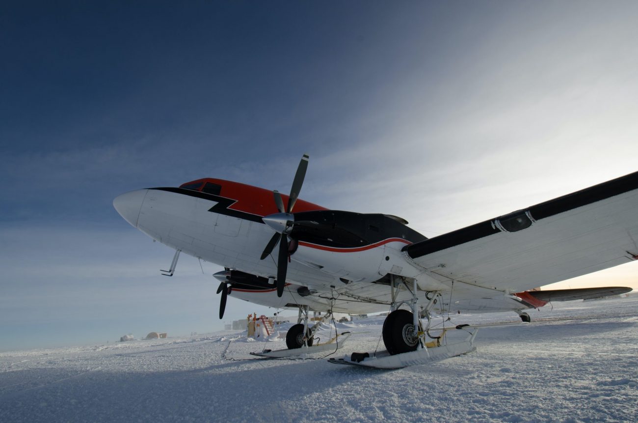 Plane Antartica South Pole-unsplash